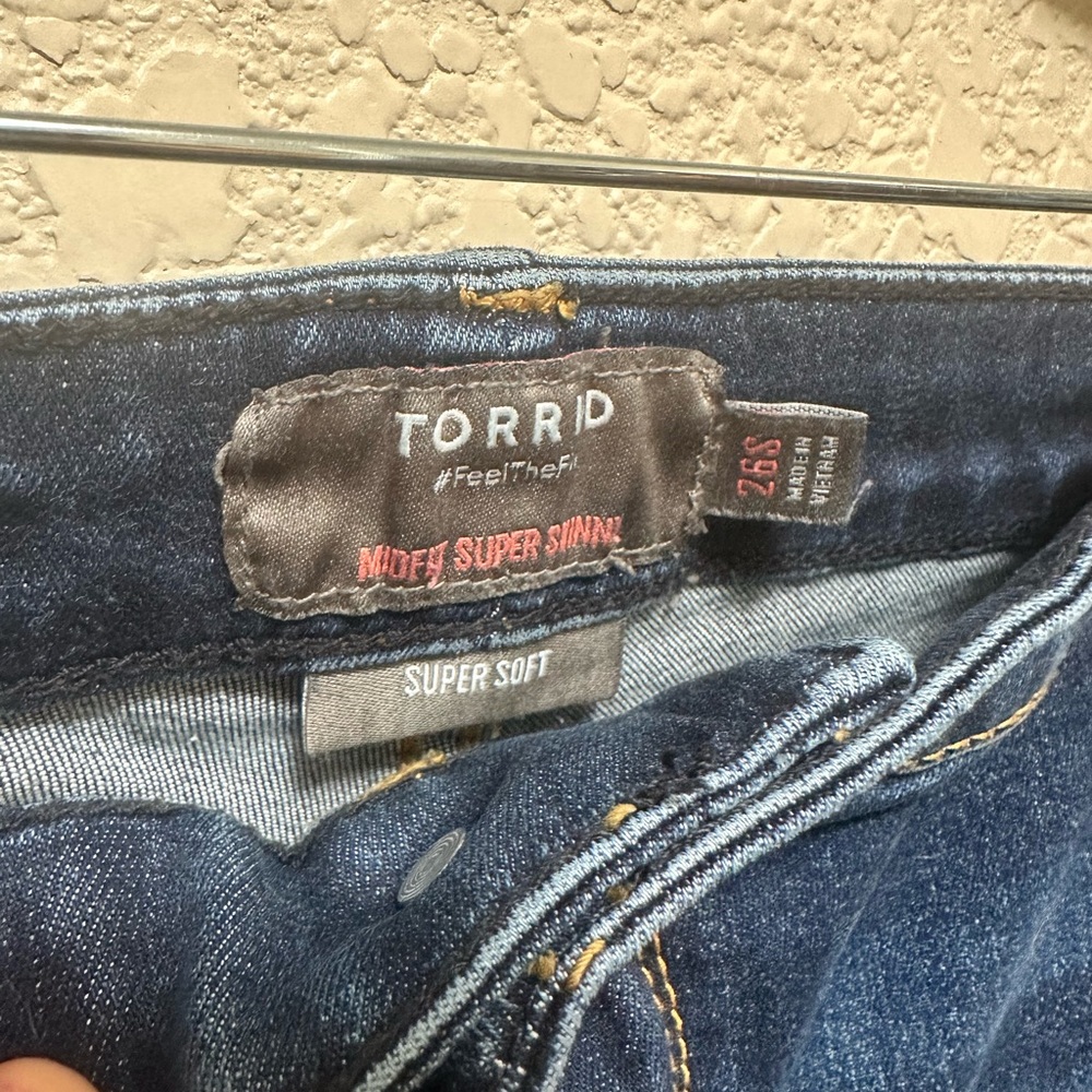 Torrid Mid fit super skinny jeans 26 short